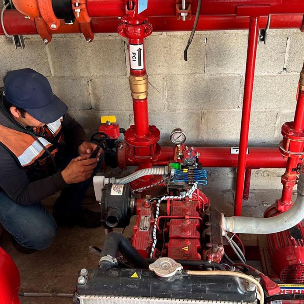 Técnicos realizando mantenimiento a bombas contra incendio